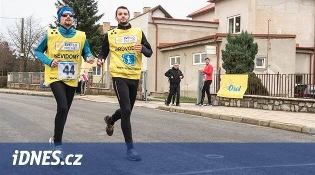 Čínskou zeď už nevidomý běžec zdolal. Teď se vydal napříč celým Českem - iDNES.cz