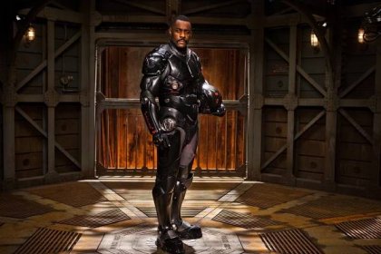 Above the Below: Idris Elba bojuje o přežití ve vesmírném modulu