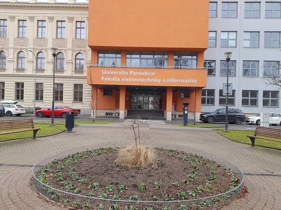 FOTOGALERIE: Na pardubickou univerzitu se vrací studenti. Lákají je na kampaň