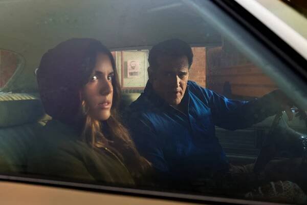 Ash vs Evil Dead - Booth Three - Z filmu - Arielle Carver-O'Neill, Bruce Campbell
