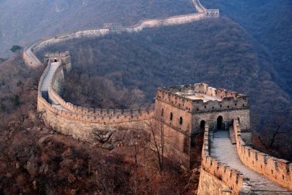 Velká čínská zeď drží pohromadě díky živému cementu. Postavit tak barák ale nezkoušejte