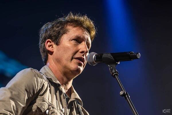 James Blunt roztancoval Forum Karlín, do Prahy přivezl nové album