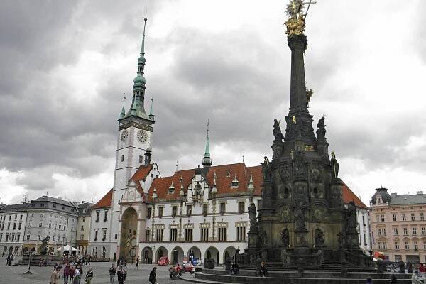 Sloup Nejsvětější Trojice a olomoucká radnice | foto: Miroslav Kobza,  Český rozhlas