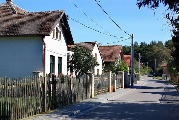 Súbor:Dvakačovice, side street.jpg