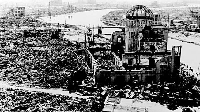 Zničená Hirošima po výbuchu atomové bomby