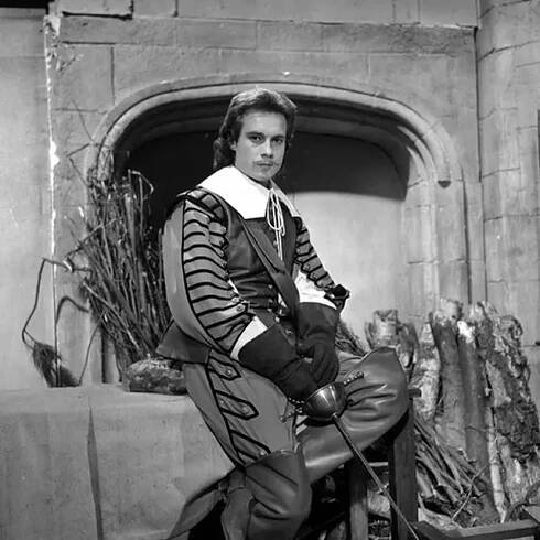Jacques Toja zasvětil svůj život divadlu a francouzskému divadelnictví. Ve vedení divadla Comédie-Française se zasloužil o jeho oživení, své vizi dát prostor mladým umělcům a soudobým hrám pak pokračoval ve své nadaci, která nesla jeho jméno. Za svou záslužnou činnost se mu dostalo vysokého francouzského vyznamenání, v životě se tak stal šlechticem udělením Řádu čestné legie. 
