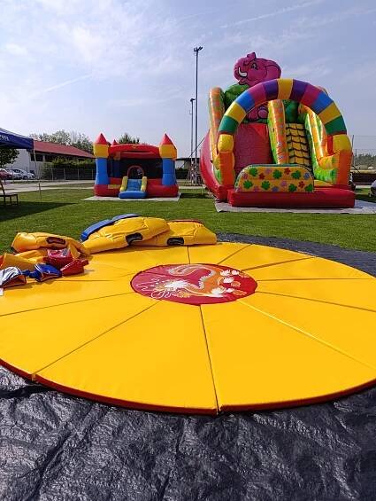 SKÁKACÍ HRADY, SUMO RING A VYBAVENÍ