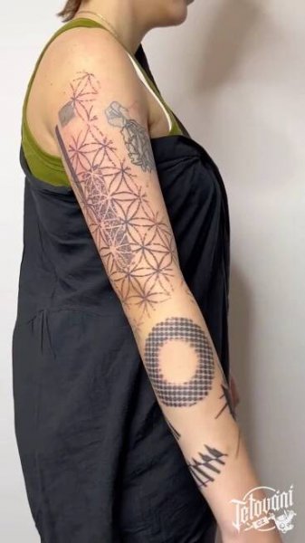 Tetování ornamenty, čáry, mandaly na ruce