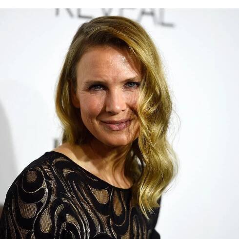 Renee Zellweger answers question about whether she 'craves' children with admirable patience