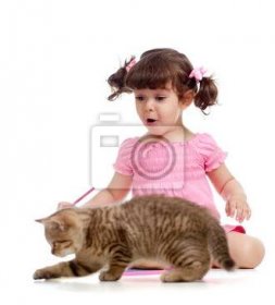 Plakát Roztomilé dítě kreslení s tužkami. Kotě vedle dívky.