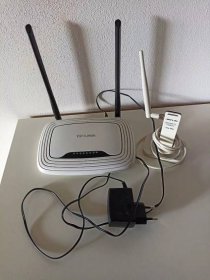 TP-LINK wi-fi router a zesilovač
