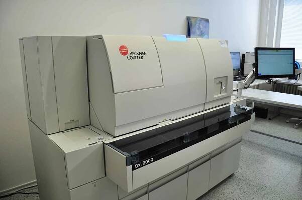 Jako druhé zdravotnické zařízení v Evropě získala Fakultní nemocnice Plzeň do užívání unikátní přístroj Dxl 9000 na vyšetření krevních vzorků