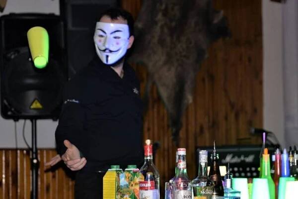 BARMANSKÁ SHOW OSTRAVA : kontakt. Míchání nápojů v reálu.