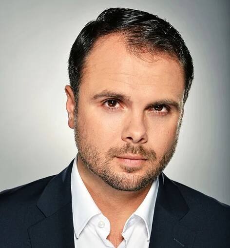Novinář Petr Macek nám řekl svůj upřímný názor na žurnalistiku, boj za práva homosexuálů i gay kluby! Na jeho odpovědi budete zírat