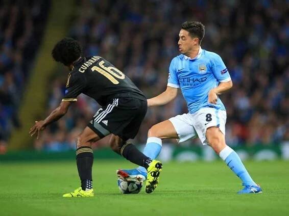Juan Guillermo Cuadrado z Juventusu (vlevo) a Samir Nasri z Manchesteru City.