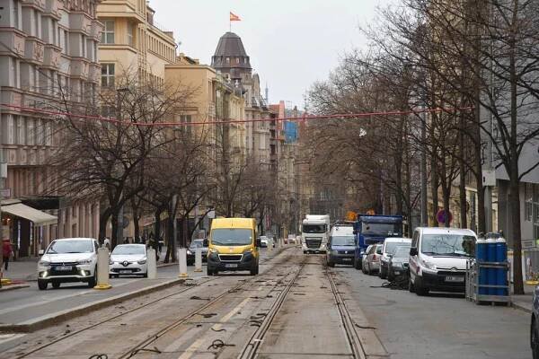 Rekonstrukce Vinohradské v plném proudu: Auta jezdí jedním směrem, zmateným cestujícím radí informátoři
