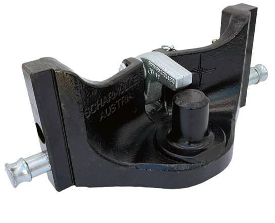 Závěs Scharmüller Piton Fix do konzole traktoru o šířce 330 mm tloušce 32 mm a bočními čepy 25 mm