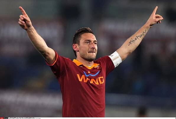 Mistr světa se chce vrátit k fotbalu: Místo tréninku ale Totti (48) vyvalil břicho na pláži. Ukázal i kočku v plavkách