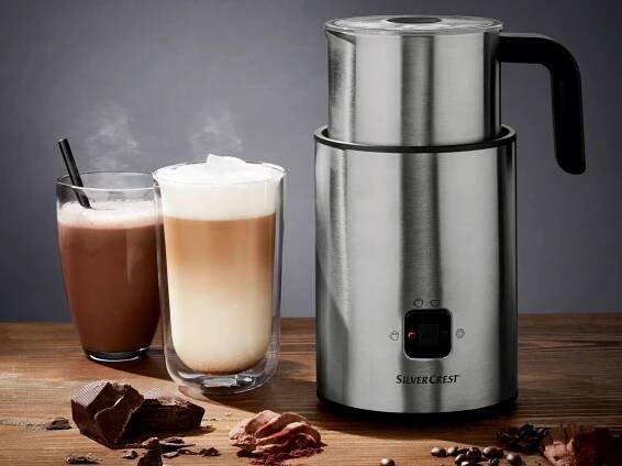 Pěnič na mléko SilverCrest s teplou čokoládou a cappuccinem.
