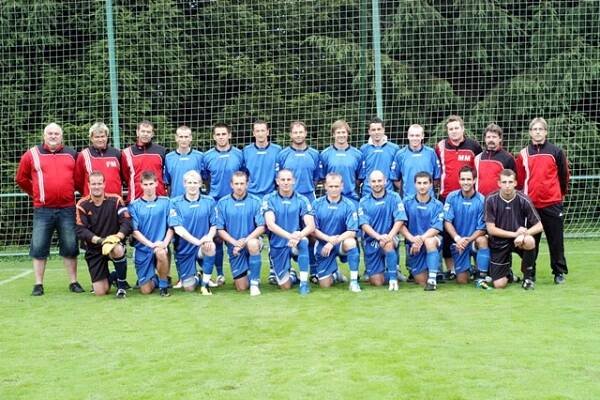 zhora zleva: Šimůnek (člen výboru), Mašek F.(manažer), Jovanovski (trenér), Froněk, Šulc R., Pechar, Stupka, Málek, Košvanec, Petržílka, Mašek M.(vedoucí), Hrdlička (prezident), Truschán (člen výboru), Pařízek, Hakl, Veselý ml., Titěra, Bohm, Svoboda, Herda, Kovařík, Chrobák a Šulc M.