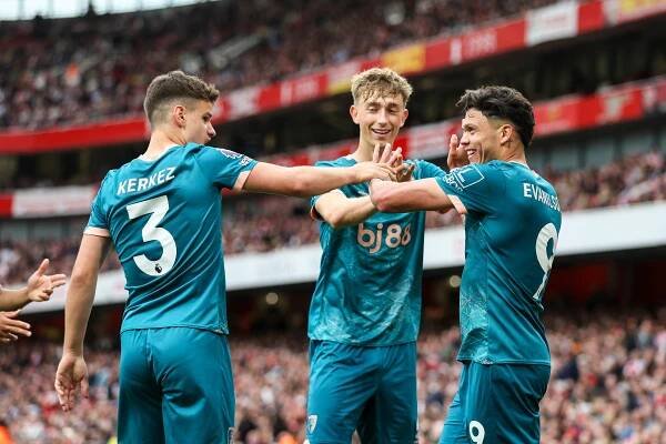 LONDON, ENGLAND - MAY 03: Evanilson of Bournemouth celebrates after scoring to make it 2-1 with team-mates Milos Kerkez and Dean Huijsen during the Premier League match between Arsenal FC and AFC Bournemouth at Emirates Stadium on May 03, 2025 in London, England. (Photo by Robin Jones - AFC Bournemouth/AFC Bournemouth via Getty Images)