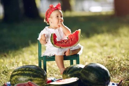 Co dělat, aby se miminko v létě nepřehřálo? - dite konzumuje meloun