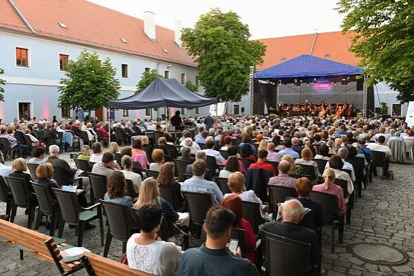 Sopranistka Eva Hornyáková doporučuje užít si léto a večer šup na koncerty