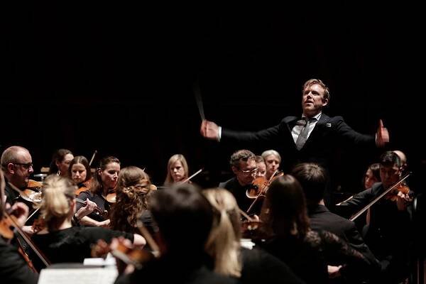 Daniel Harding and the MCO at the Philharmonie Luxembourg (2020) © Sébastien Grébille