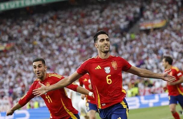 Mikel Merino (6) se prosadil hlavou v závěru prodloužení a poslal Španělsko do semifinále