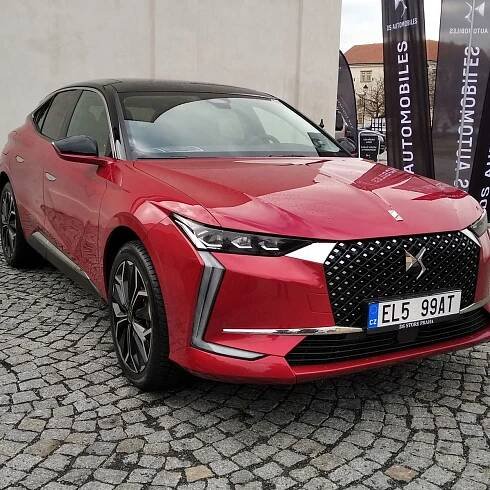 Nové DS 4 přichází na český trh. Láká na francouzské know-how i na širokou nabídku motorů