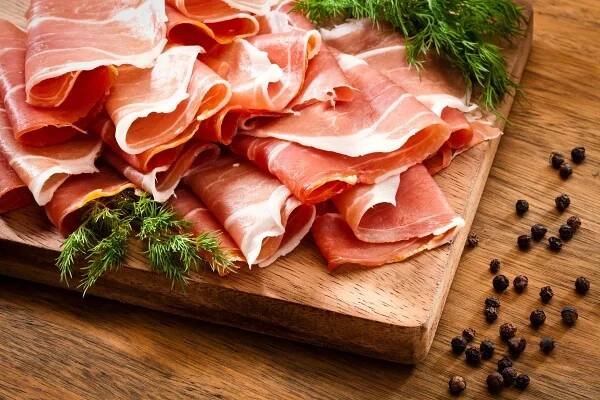 nakrájené prosciutto na rustikálním dřevěném stole - pršut - stock snímky, obrázky a fotky