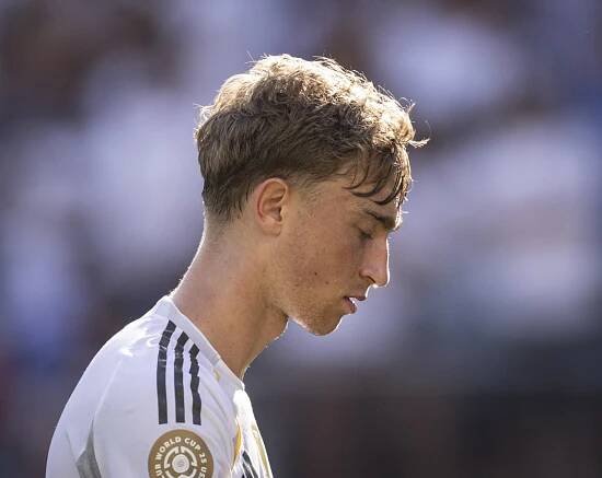 EAST RUTHERFORD, NEW JERSEY - JULY 5: Dean Huijsen of Real Madrid CF reacts after receiving red card during the FIFA Club World Cup 2025 quarter-final match between Real Madrid CF and Borussia Dortmund at MetLife Stadium on July 5, 2025 in East Rutherford, United States. (Photo by Ricardo Nogueira/Sports Press Photo/Getty Images)