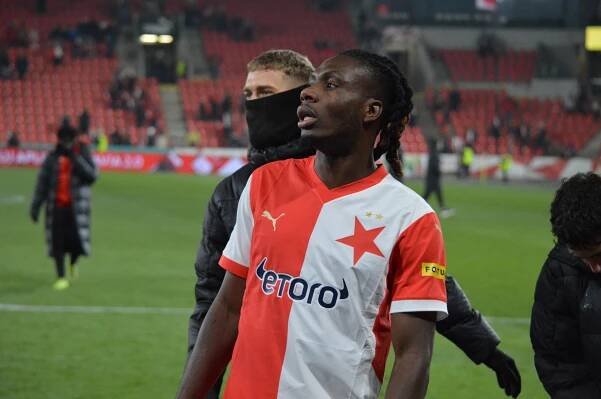 Igoh Ogbu častým smolařem derby. Přesto je z něj opora, kterou klub nechce poslat pryč