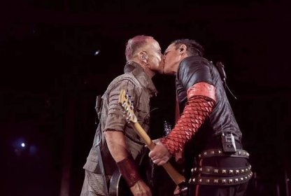 Rammstein (opět) na podporu LGBT: Kytaristé se během moskevského koncertu políbili, hrozí jim pokuta i zatčení