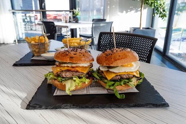 Dva klasické burgery nebo maxi burger až pro 3 osoby s hranolky a dipy