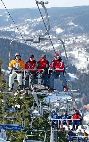 Lyžařské areály vyhlížejí nejistou sezonu, investují do zasněžování i vleků
