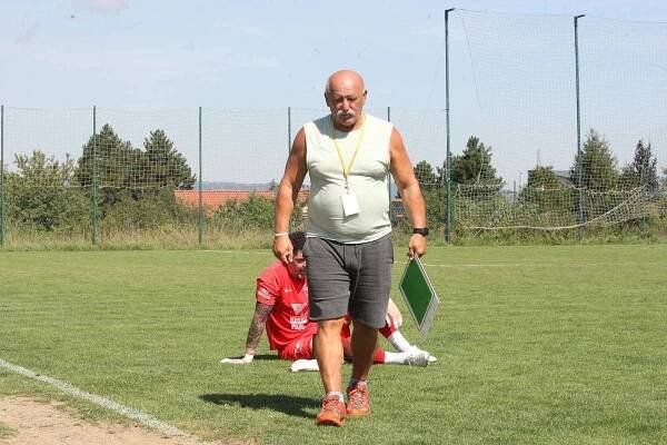 Fotbalisté Mařatic (modré dresy) při domácí premiéře v okresním přeboru zdolali Březovou 1:0.