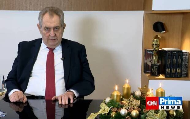 Dva projevy = dva světy. »Amatérská vláda,« uvedl Zeman, zato Fiala se chválil a mluvil o »prodavačích strachu«