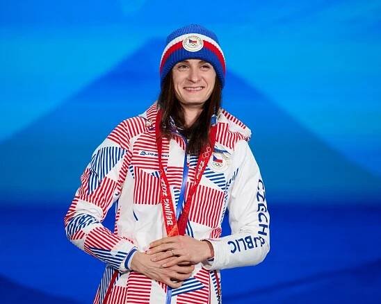 Šťastná česká rychlobruslařka Martina Sáblíková na stupních vítězů na oylmpiádě v Pekingu neskrývala dojetí, když obdržela bronzovou medaili