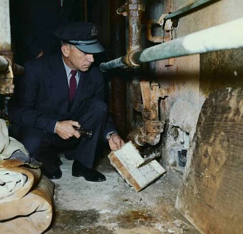Nejznámější příběh o útěku je právě ten, ve kterém figurují Frank Morris a bratři  Anglinovi, kteří v roce 1962 provrtali a proškrábali zeď a pokusili se překonat chladný a záludný záliv. Těla se nenašla a na pevnině je poté nikdo neviděl. Jejich příběh zpracoval americký režisér Donald Siegel ve filmu Útěk z Alcatrazu (1979), hlavní roli Morrise ztvárnil Clint Eastwood.