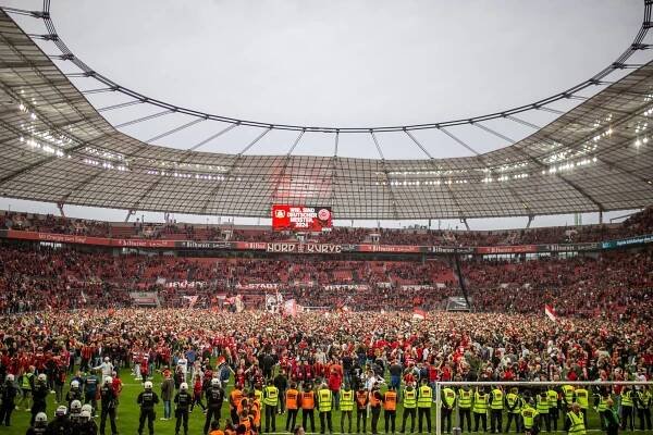 Fanoušci Leverkusenu na stadionu - Oslavy fanoušků a hráčů Bayeru Leverkusen (1/10)