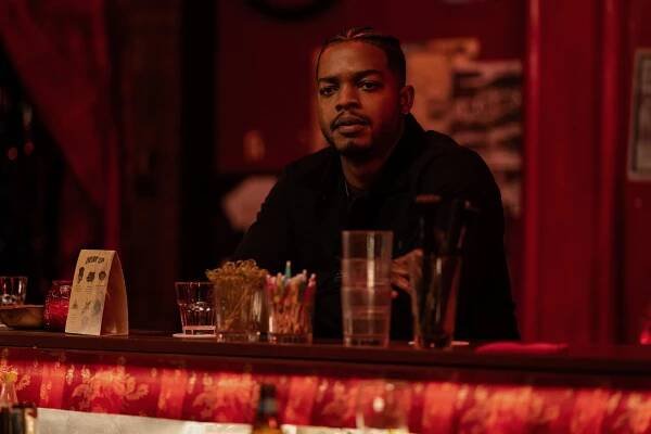 Na povrchu - Mozková příhoda - Z filmu - Stephan James