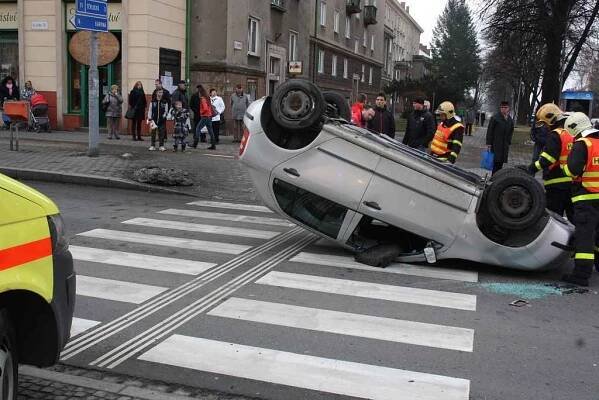 Nehoda dvou automobilů na Hlavní třídě v centru Havířova. 
