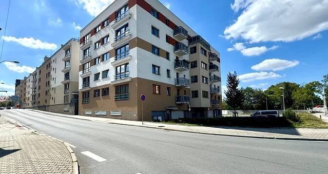 Novostavba bytu 3+kk (92 m²) s balkónem a zimní zahradou (s koupí krytého  parkovacího stání v suterénu domu) - Plzeň - Jižní Předměstí - ul. Rybářská
