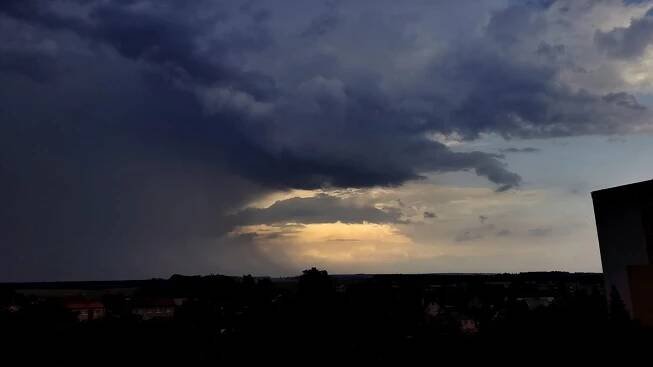 Česko zasáhnou silné bouřky. Meteorologové varují před kroupami i povodněmi