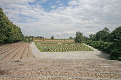 Soubor:Terezín - Malá pevnost a Národní hřbitov1.JPG – Wikipedie