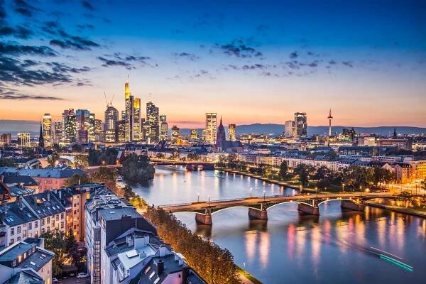 ariel pohled na frankfurt, německo za soumraku - frankfurt nad mohanem - stock snímky, obrázky a fotky