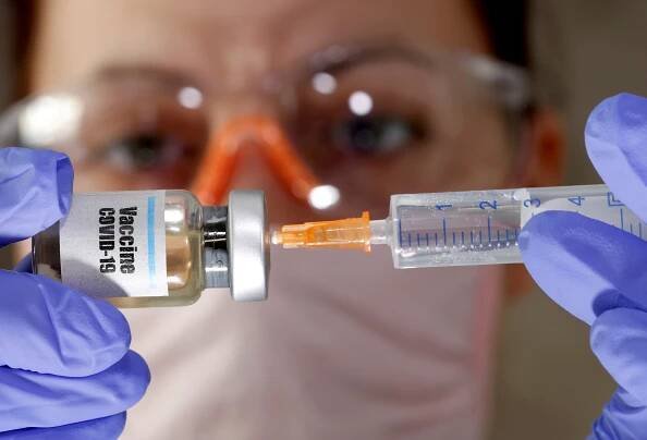 Uspěchání vývoje vakcíny na koronavirus by se nemuselo vyplatit, varují britští vědci