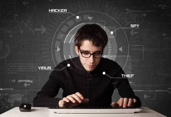 Mladý hacker ve futuristickém prostředí hackování osobní informati — Stock obrázek