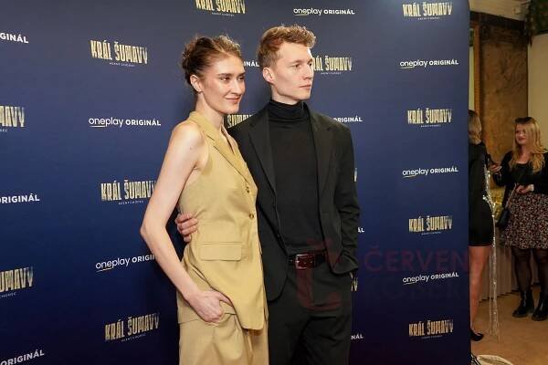 Na premiéru minisérie Král Šumavy: Agent chodec dorazil Oskar Hes i Hasilův syn Josef Vávra | Červenýkoberec.cz